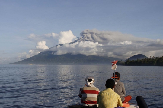 Kondisi letusan Gunung Gamalama dari permukiman warga