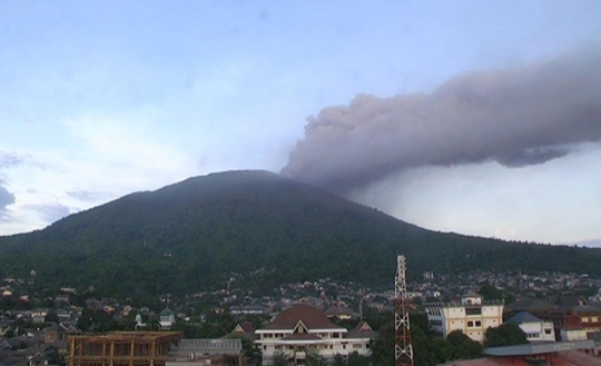 Kondisi letusan Gunung Gamalama dari permukiman warga