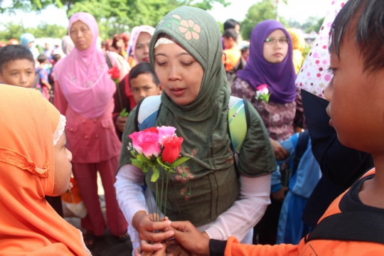 Ribuan air mata ibu dan anak hiasi sungkeman massal di Kediri