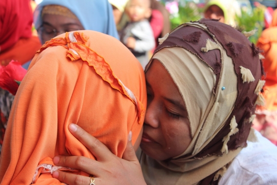 Ribuan air mata ibu dan anak hiasi sungkeman massal di Kediri