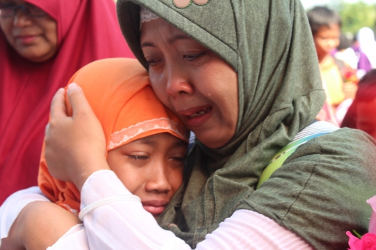 Ribuan air mata ibu dan anak hiasi sungkeman massal di Kediri