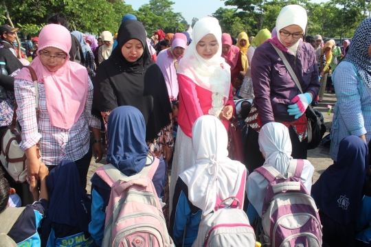 Ribuan air mata ibu dan anak hiasi sungkeman massal di Kediri