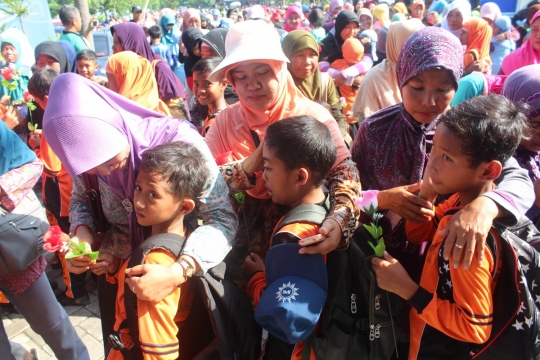 Ribuan air mata ibu dan anak hiasi sungkeman massal di Kediri