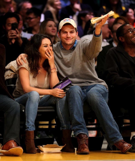 Nonton basket, Mila Kunis dan kekasihnya tampil mesra