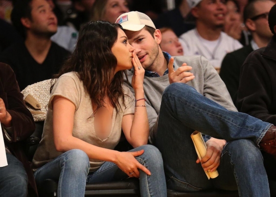 Nonton basket, Mila Kunis dan kekasihnya tampil mesra