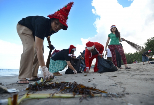 Aksi Santa Claus bersihkan sampah Pantai Kuta