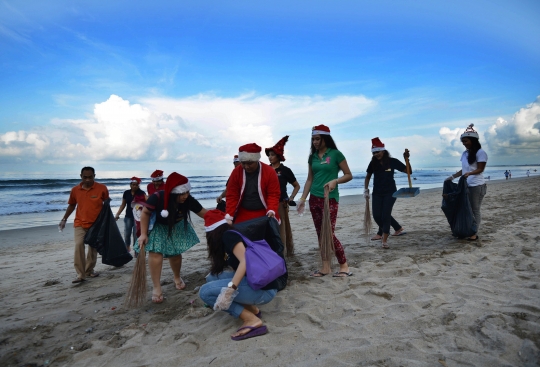 Aksi Santa Claus bersihkan sampah Pantai Kuta