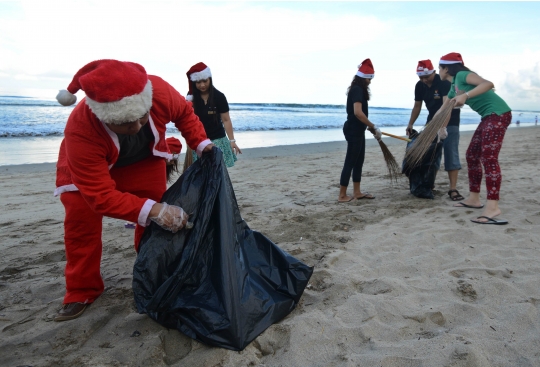 Aksi Santa Claus bersihkan sampah Pantai Kuta