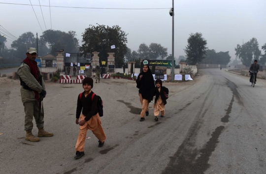 Anak-anak Pakistan kembali sekolah pasca-serangan Taliban
