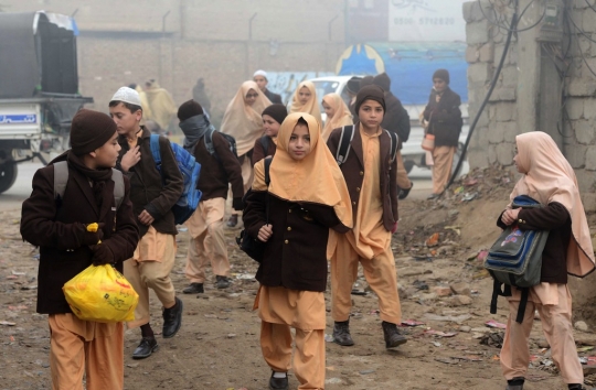 Anak-anak Pakistan kembali sekolah pasca-serangan Taliban