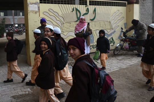 Anak-anak Pakistan kembali sekolah pasca-serangan Taliban