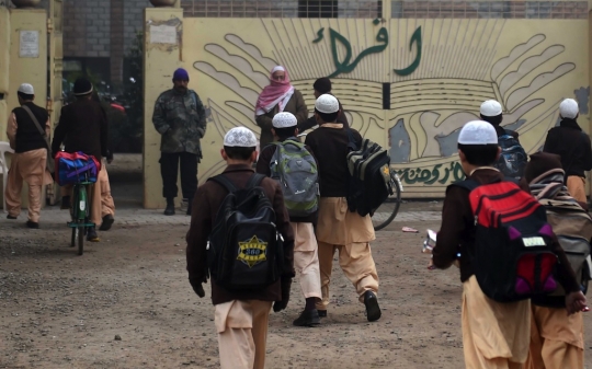 Anak-anak Pakistan kembali sekolah pasca-serangan Taliban