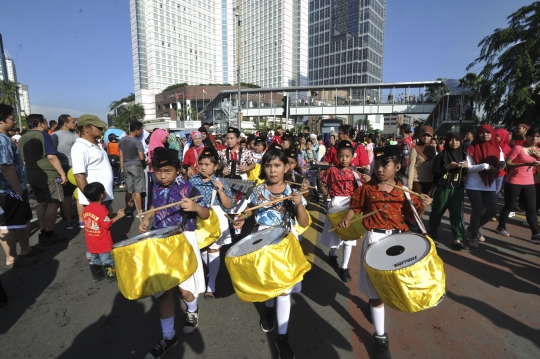 Aksi drum band anak-anak galang dana untuk korban longsor