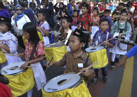 Aksi drum band anak-anak galang dana untuk korban longsor