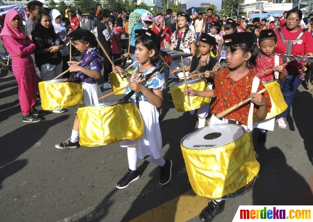 Foto Aksi drum  band  anak  anak  galang dana untuk korban 