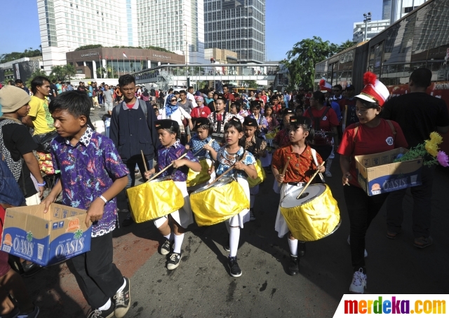 Foto Aksi drum  band  anak  anak  galang dana untuk korban 