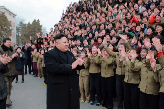 Gaya Kim Jong-un dikelilingi karyawati pabrik tekstil Pyongyang