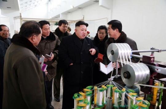 Gaya Kim Jong-un dikelilingi karyawati pabrik tekstil Pyongyang