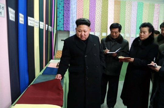 Gaya Kim Jong-un dikelilingi karyawati pabrik tekstil Pyongyang