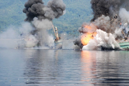 Momen penenggelaman dua kapal Papua Nugini di perairan Ambon