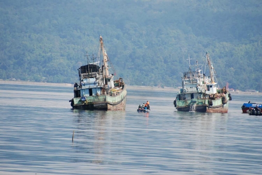 Momen penenggelaman dua kapal Papua Nugini di perairan Ambon