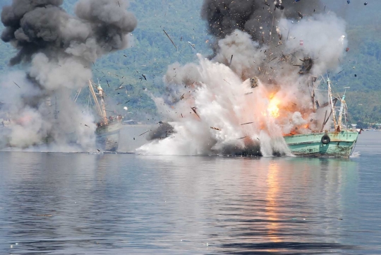 Momen penenggelaman dua kapal Papua Nugini di perairan Ambon