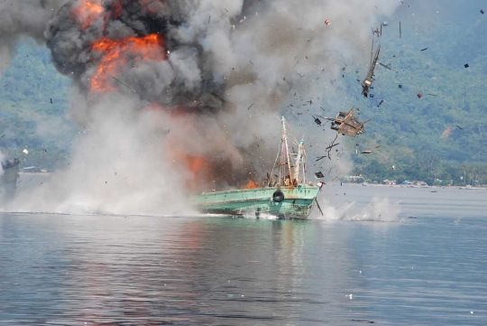 Momen penenggelaman dua kapal Papua Nugini di perairan Ambon