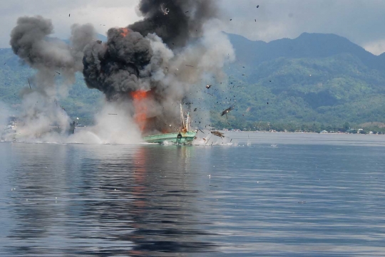 Momen penenggelaman dua kapal Papua Nugini di perairan Ambon