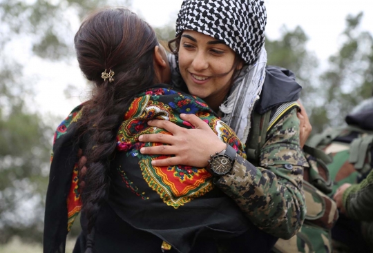 Persiapan pejuang cantik Kurdi jelang berangkat ke medan perang