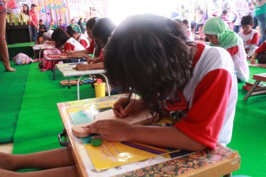 Keunikan lomba menggambar di atas talenan kayu di Semarang