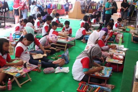 Keunikan lomba menggambar di atas talenan kayu di Semarang