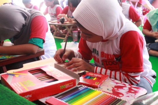 Keunikan lomba menggambar di atas talenan kayu di Semarang