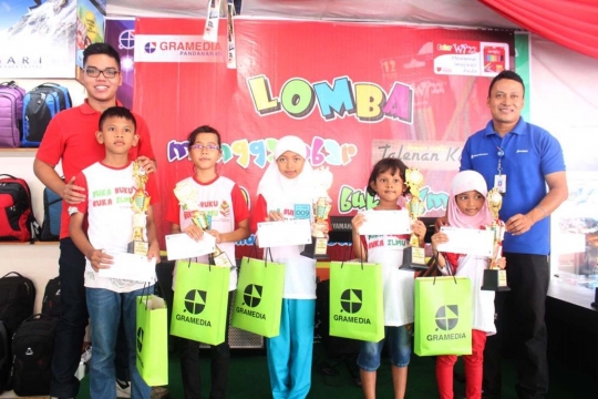 Keunikan lomba menggambar di atas talenan kayu di Semarang