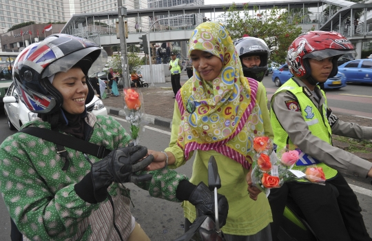 Peringati Hari Ibu, mahasiswa bagikan mawar ke pengendara wanita