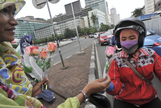 Peringati Hari Ibu, mahasiswa bagikan mawar ke pengendara wanita