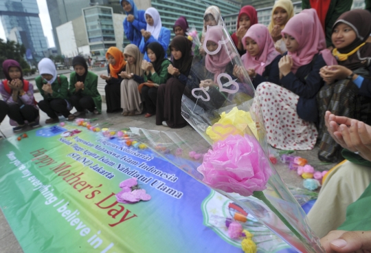 Peringati Hari Ibu, mahasiswa bagikan mawar ke pengendara wanita