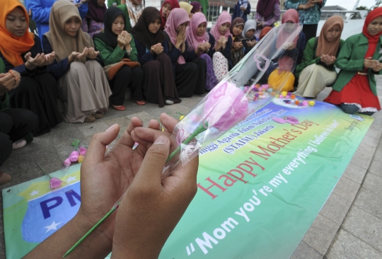 Peringati Hari Ibu, mahasiswa bagikan mawar ke pengendara wanita