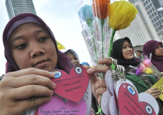 Peringati Hari Ibu, mahasiswa bagikan mawar ke pengendara wanita