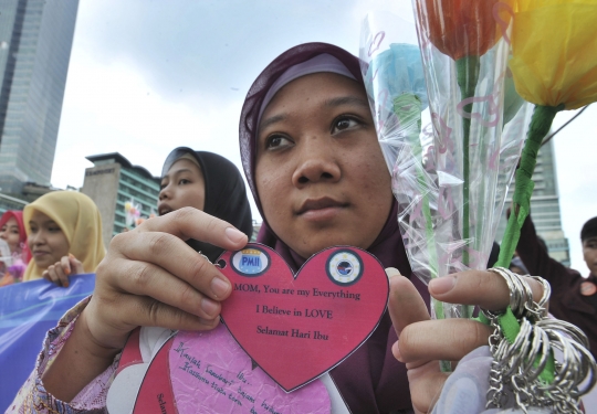 Peringati Hari Ibu, mahasiswa bagikan mawar ke pengendara wanita