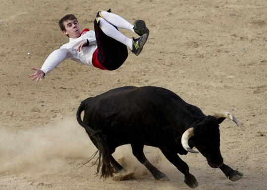 Aksi memukau para matador lompati banteng ganas di Recortadores