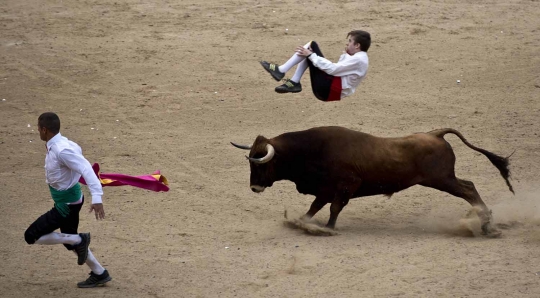 Aksi memukau para matador lompati banteng ganas di Recortadores