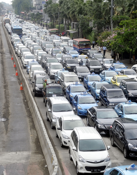 Ratusan kendaraan terjebak macet di Jalan MH Thamrin