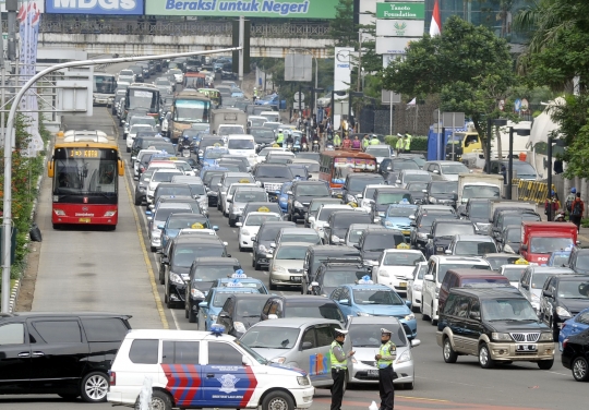 Ratusan kendaraan terjebak macet di Jalan MH Thamrin