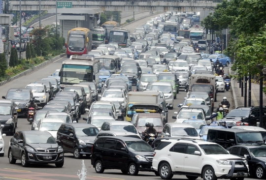 Ratusan kendaraan terjebak macet di Jalan MH Thamrin