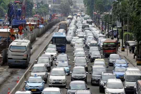 Ratusan kendaraan terjebak macet di Jalan MH Thamrin