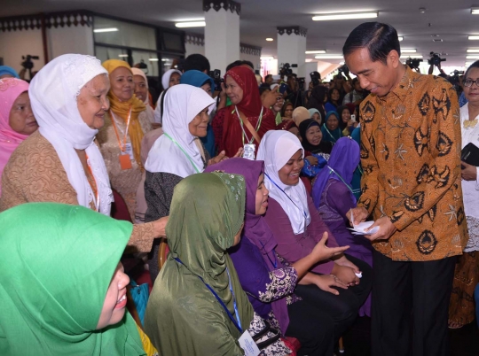 Jokowi dan Iriana bagi-bagi duit buat para ibu di Ciracas