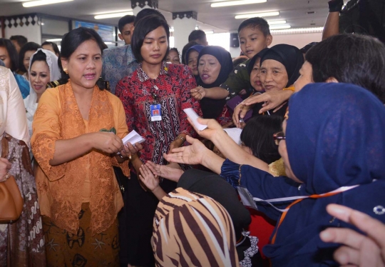 Jokowi dan Iriana bagi-bagi duit buat para ibu di Ciracas