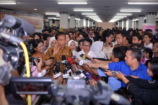 Jokowi dan Iriana bagi-bagi duit buat para ibu di Ciracas