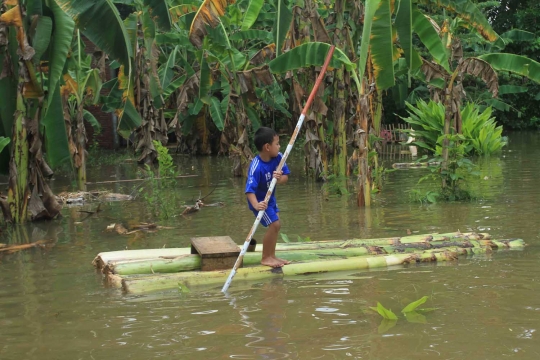 Dilanda banjir, warga Cilacap ubah kedebong pisang jadi rakit