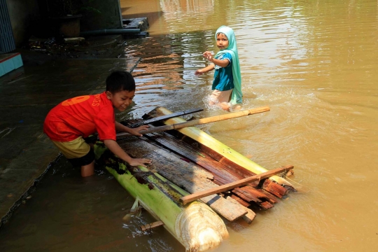 Dilanda banjir, warga Cilacap ubah kedebong pisang jadi rakit